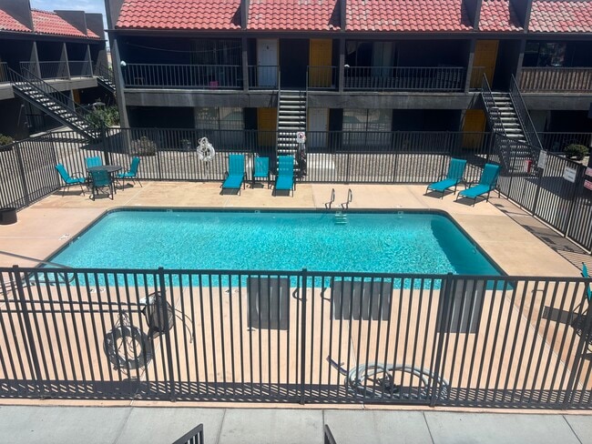 Las Brisas in Albuquerque, NM - Building Photo - Building Photo