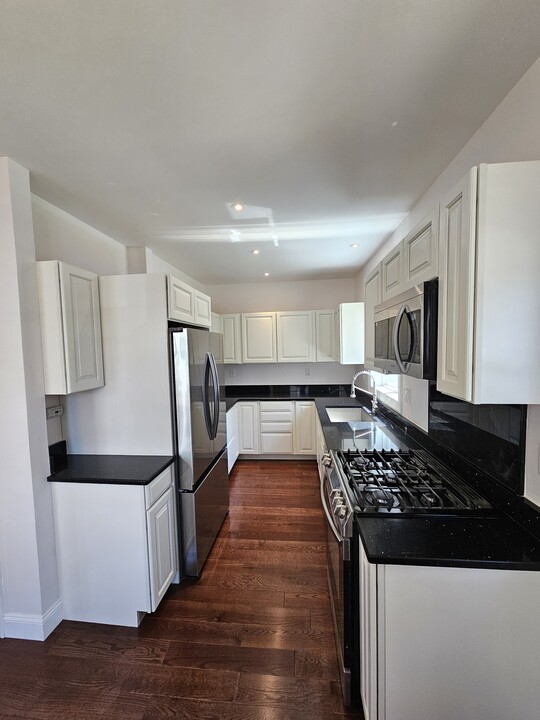 18 Garden St in Enfield, CT - Building Photo