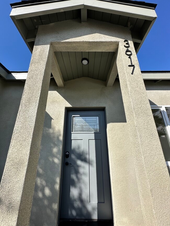 3617 W Victory Blvd in Burbank, CA - Foto de edificio - Building Photo