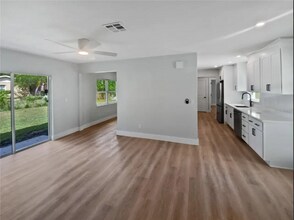 7812 N 53rd St in Tampa, FL - Foto de edificio - Building Photo