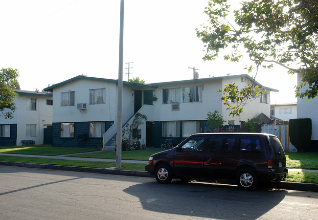 2505 S Baker St in Santa Ana, CA - Foto de edificio - Building Photo