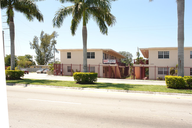 The Arabian Arms Condo in Opa Locka, FL - Foto de edificio - Building Photo