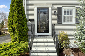 686 Reef Rd in Fairfield, CT - Foto de edificio - Building Photo