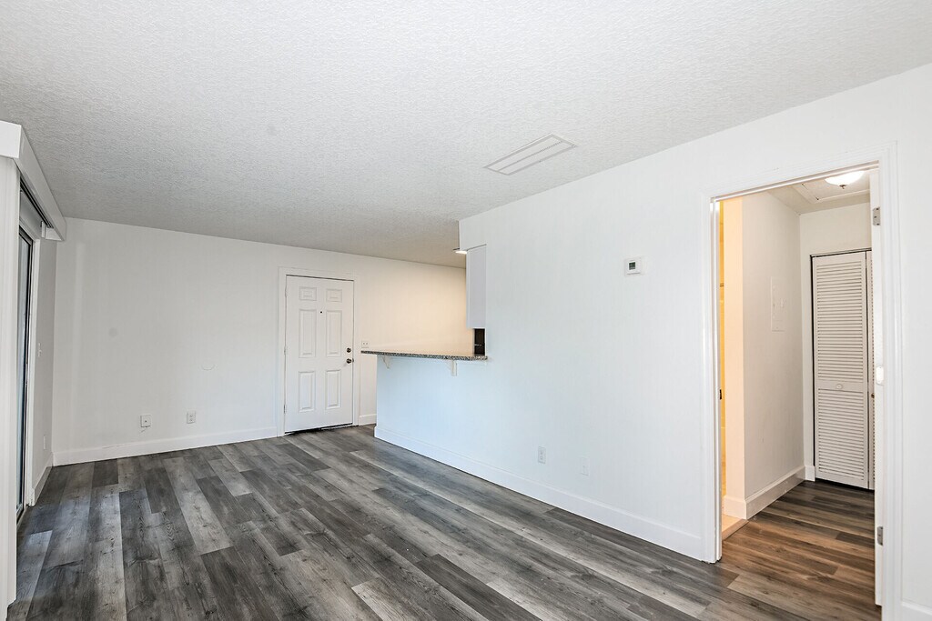 Woodlake Villas Apartments in Orlando, FL