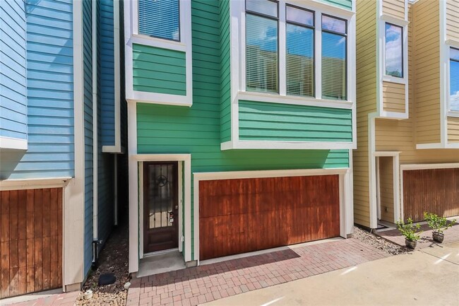 property at 318 W 28th St