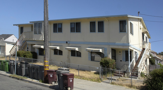 8424-8436 Dowling St in Oakland, CA - Foto de edificio - Building Photo