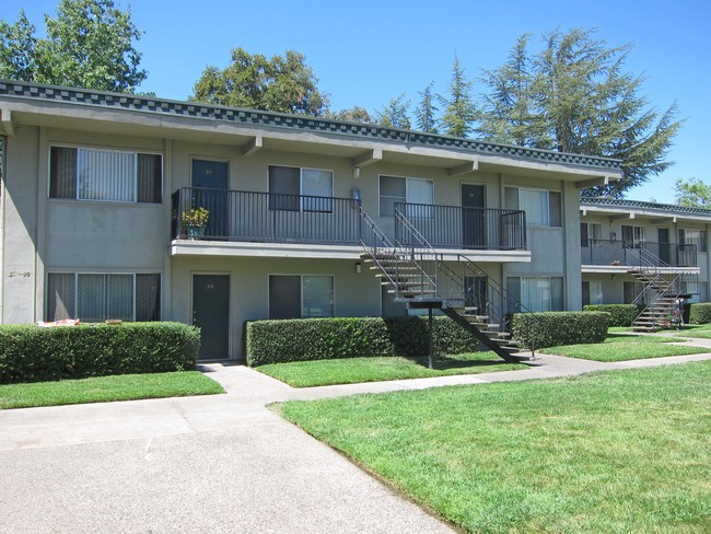 Sunset Park Apartments (No Vacancy) in Sacramento, CA - Foto de edificio - Building Photo