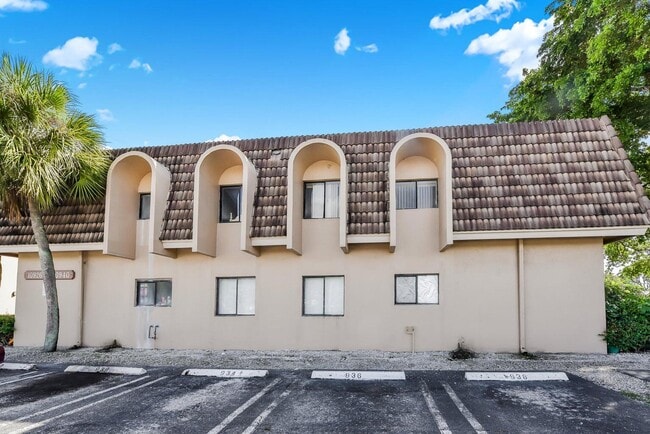 10936 Royal Palm Blvd in Coral Springs, FL - Foto de edificio - Building Photo