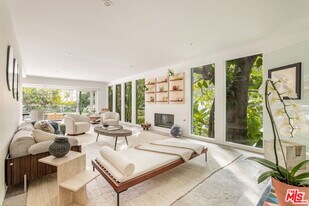 1588 N Doheny Dr in Los Angeles, CA - Building Photo