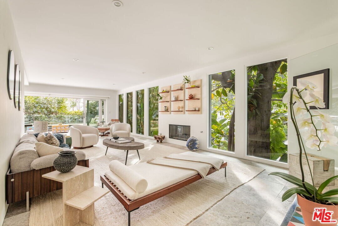 1588 N Doheny Dr in Los Angeles, CA - Building Photo