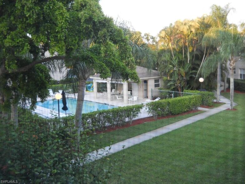 332 Bradstrom Cir, Unit 201D in Naples, FL - Building Photo