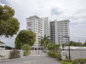 Island House Apartments in Key Biscayne, FL - Building Photo - Building Photo