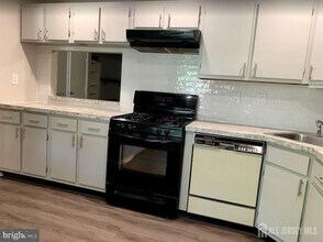 353 Constitution Cir in North Brunswick, NJ - Building Photo - Building Photo