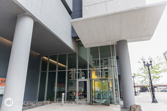 235 W Van Buren St in Chicago, IL - Building Photo - Building Photo