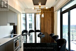 8 Cumberland St in Toronto, ON - Building Photo