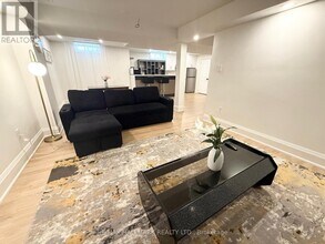 7 Charing Crescent in Aurora, ON - Building Photo - Building Photo