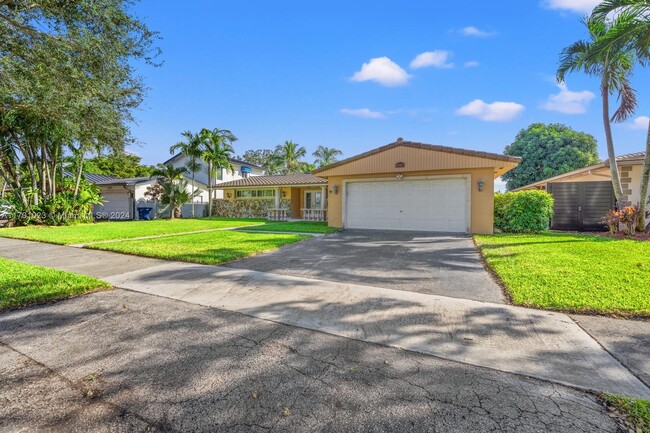 14401 Sabal Dr in Miami Lakes, FL - Building Photo - Building Photo