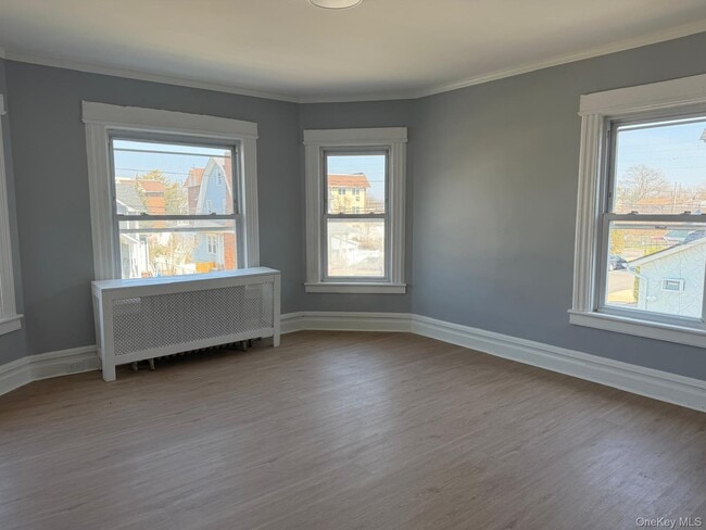 24 Doxsey Pl in Lynbrook, NY - Building Photo - Building Photo