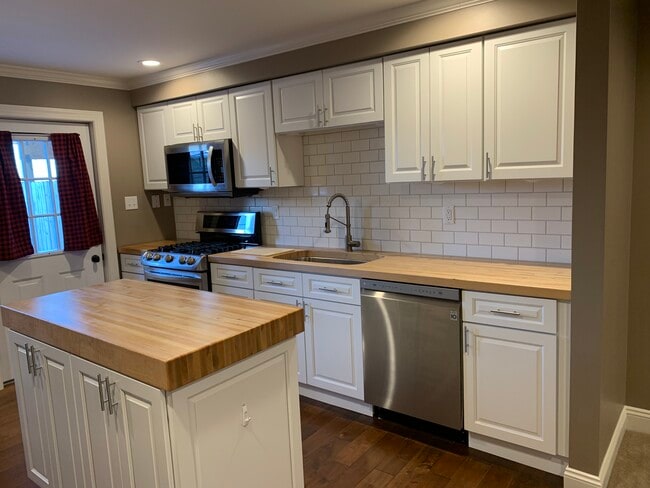 91 Park St, Unit Gorgeous Apartment