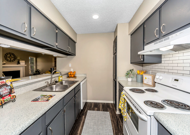Tuscany Apartments in Fort Worth, TX - Foto de edificio - Building Photo