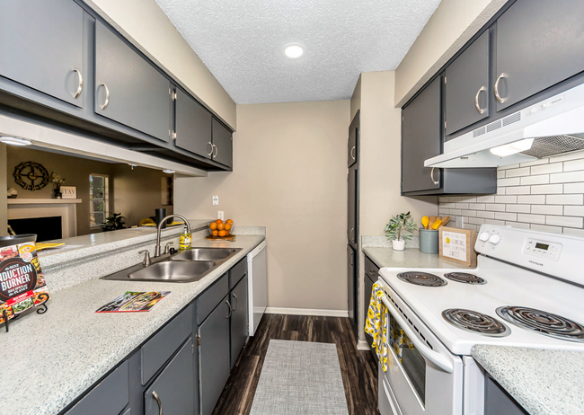 Tuscany Apartments in Fort Worth, TX - Building Photo - Building Photo