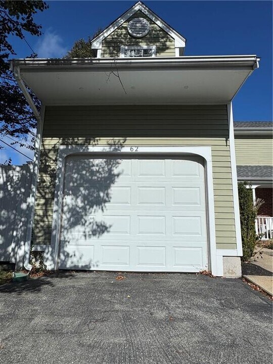 62 Memorial Blvd in Newport, RI - Building Photo