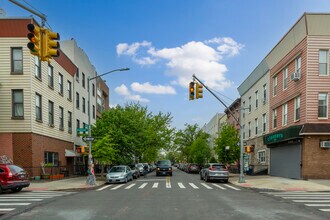 164 Norman Ave in Brooklyn, NY - Building Photo - Building Photo