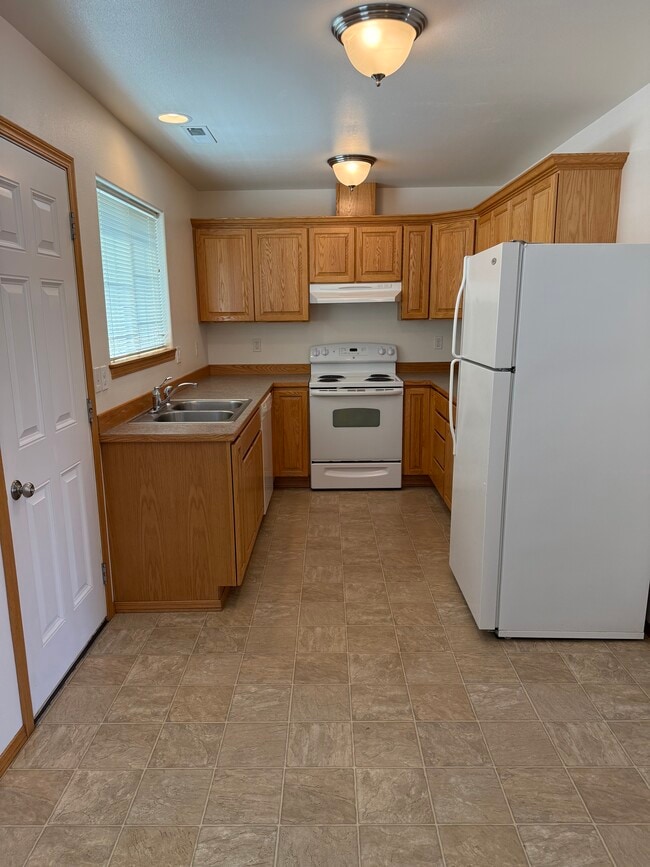 1015 N Baker Ave in East Wenatchee, WA - Building Photo - Building Photo