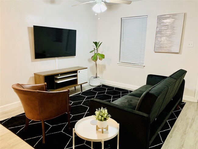 411 Ulrich St in Sugar Land, TX - Foto de edificio - Building Photo