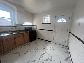 8955 Mayfield Ct in Jennings, MO - Building Photo - Building Photo