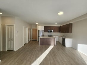 810-810 Orono Ave in Langford, BC - Building Photo - Building Photo