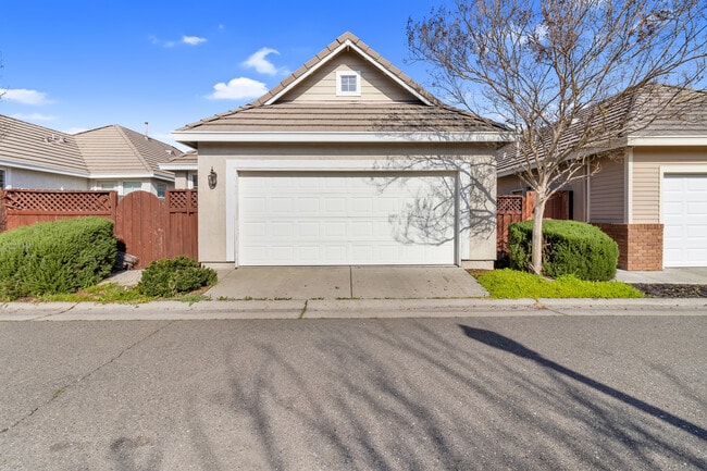 1886 Dawnelle Way in Sacramento, CA - Foto de edificio - Building Photo