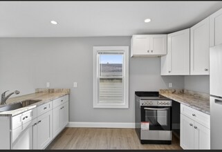 122 Brookside Ave in West Warwick, RI - Building Photo - Building Photo