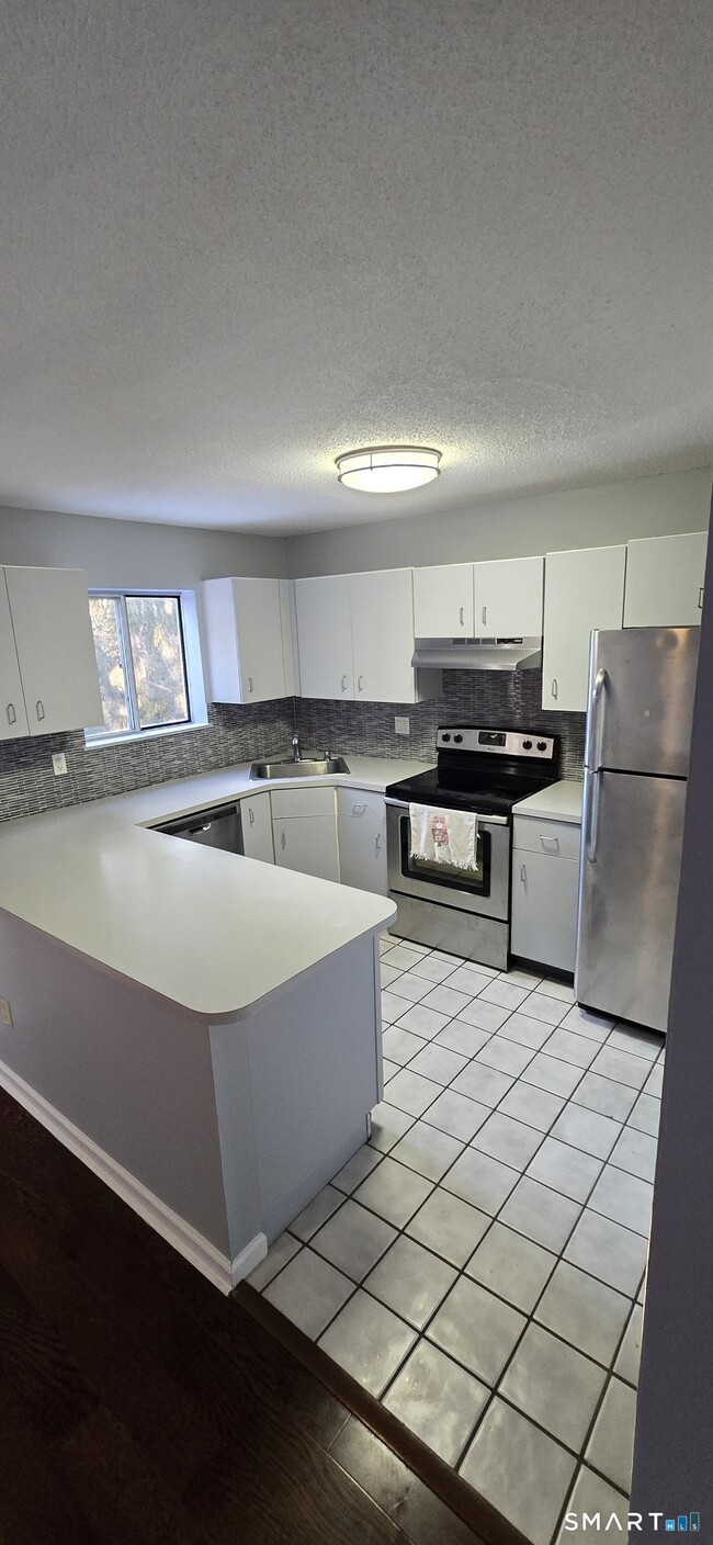 925 Oronoke Rd in Waterbury, CT - Building Photo - Building Photo