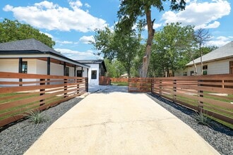 2425 Monterey St in San Antonio, TX - Building Photo - Building Photo