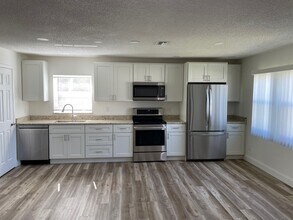 422 Banana Cay Dr in South Daytona, FL - Building Photo - Building Photo