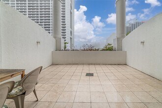 1750 N Bayshore Dr in Miami, FL - Building Photo - Building Photo