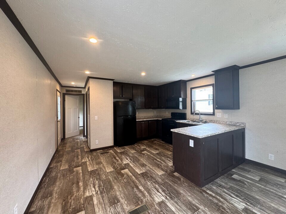 72 Borman Ave in Flushing, MI - Building Photo