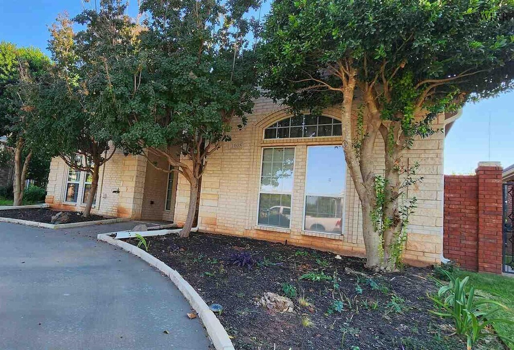 1608 Tanglewood Dr in Wichita Falls, TX - Building Photo