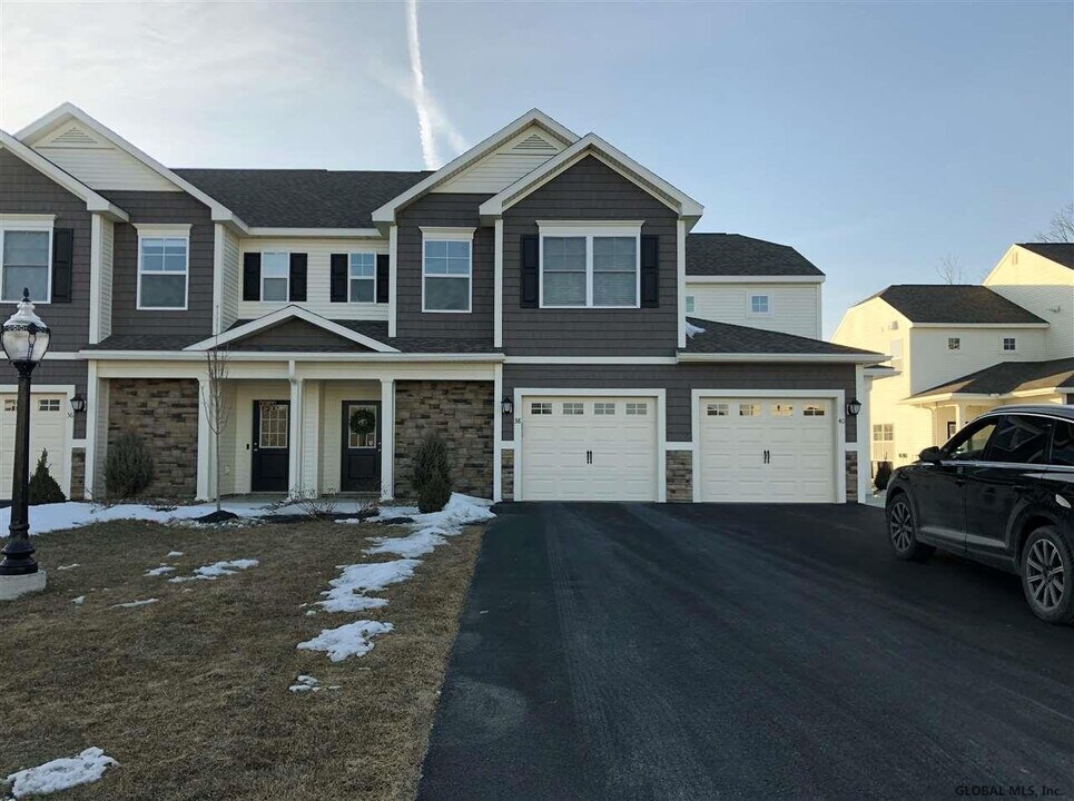 40 Whitaker Dr in Cohoes, NY - Building Photo