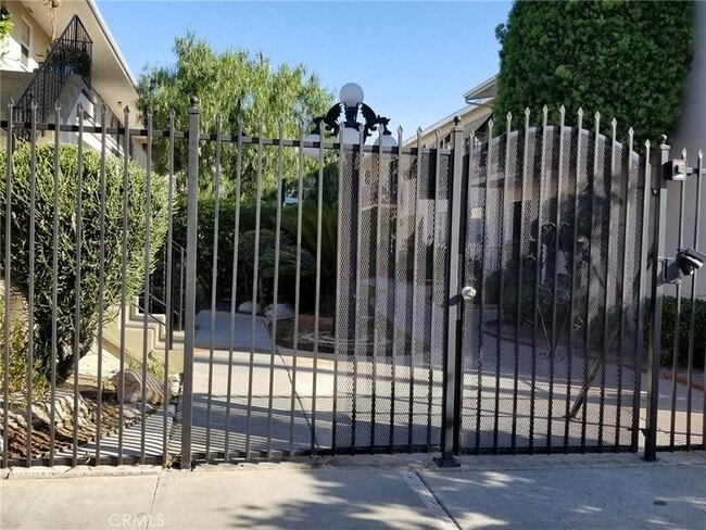 1327 E Appleton St, Unit 11 in Long Beach, CA - Building Photo - Building Photo