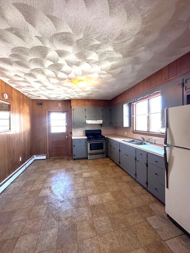 2 Terino Dr, Unit Unit 1R in North Providence, RI - Foto de edificio - Building Photo