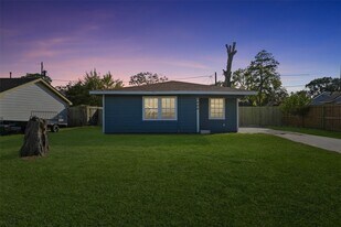 5406 Firefly St in Houston, TX - Building Photo