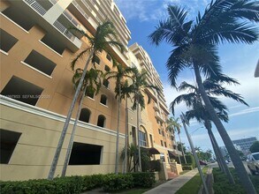 2425 SW 27th Ave in Miami, FL - Foto de edificio - Building Photo