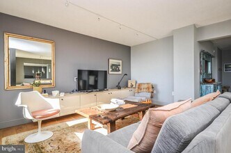 4242 East-West Hwy in Chevy Chase, MD - Building Photo - Building Photo