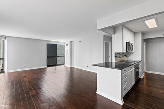 70 W Huron St, Unit 1302 in Chicago, IL - Building Photo - Building Photo