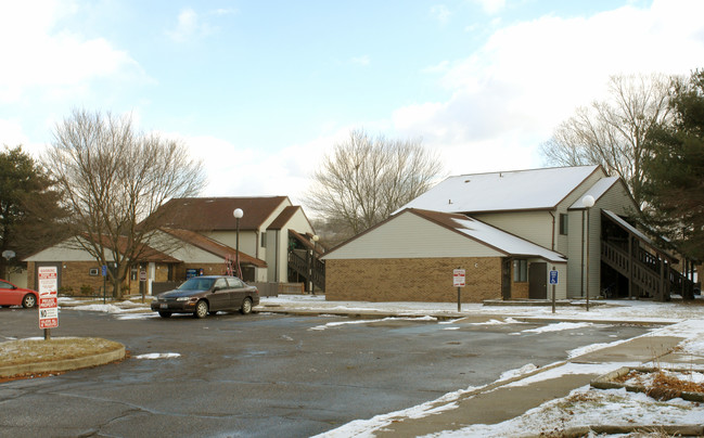 Gates Green Village Apartments in Marietta, OH - Building Photo - Building Photo