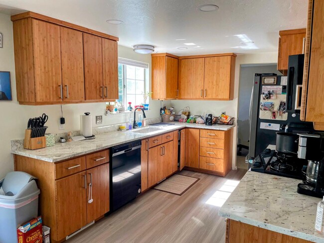 1242 Eastridge Cir in Sandy, UT - Building Photo - Building Photo