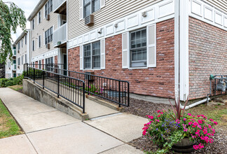 Summitwoods Apartments in Norwich, CT - Foto de edificio - Building Photo