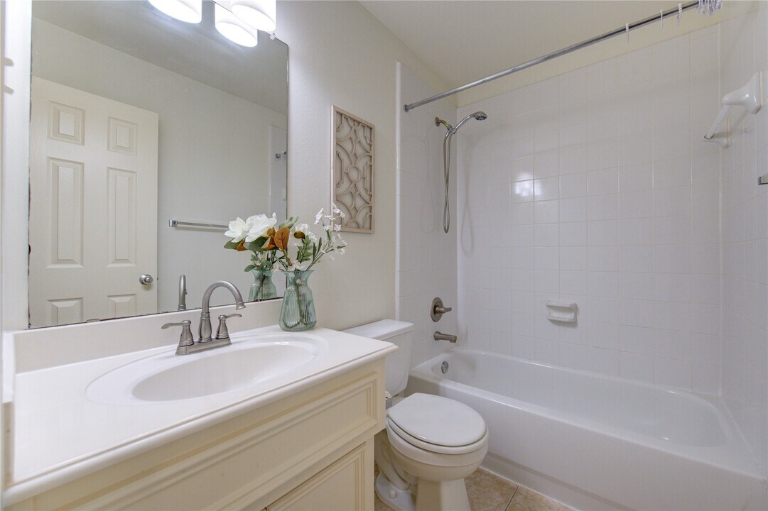 830 W Heights Hollow Ln in Houston, TX - Building Photo